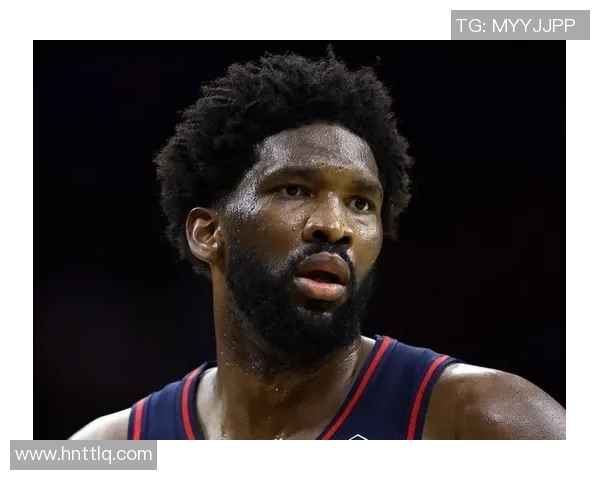 恩比德与球迷之间的对抗与理解：篮球场上的情感交锋与互动